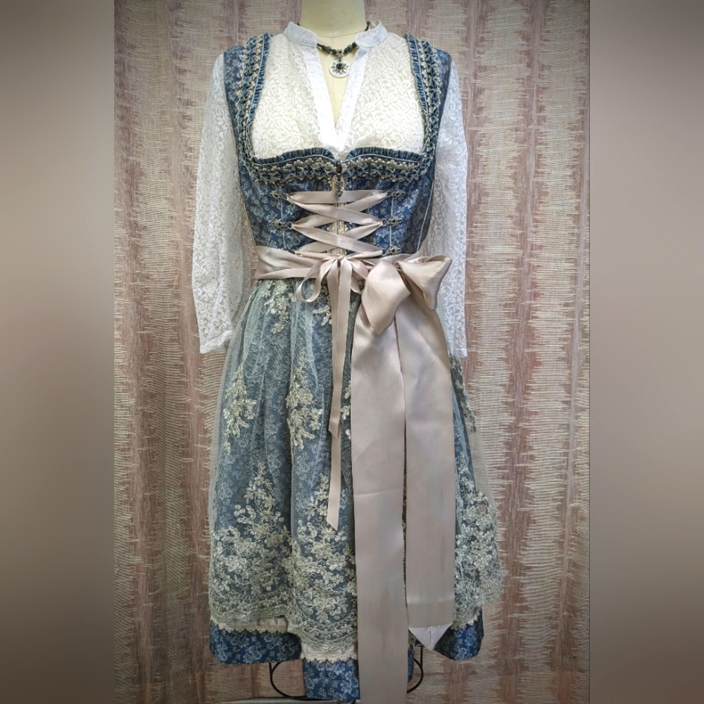 Size 46, German made dirndl. Light wear, no stains.
